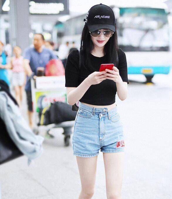 杨幂衣品真的好,短裤和短裙穿搭都能轻松驾驭,演绎出专属时尚美_造型