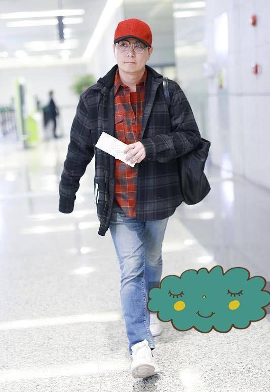 张信哲穿格子夹克配格子衬衫,头上戴小红帽,52岁了也很时髦!