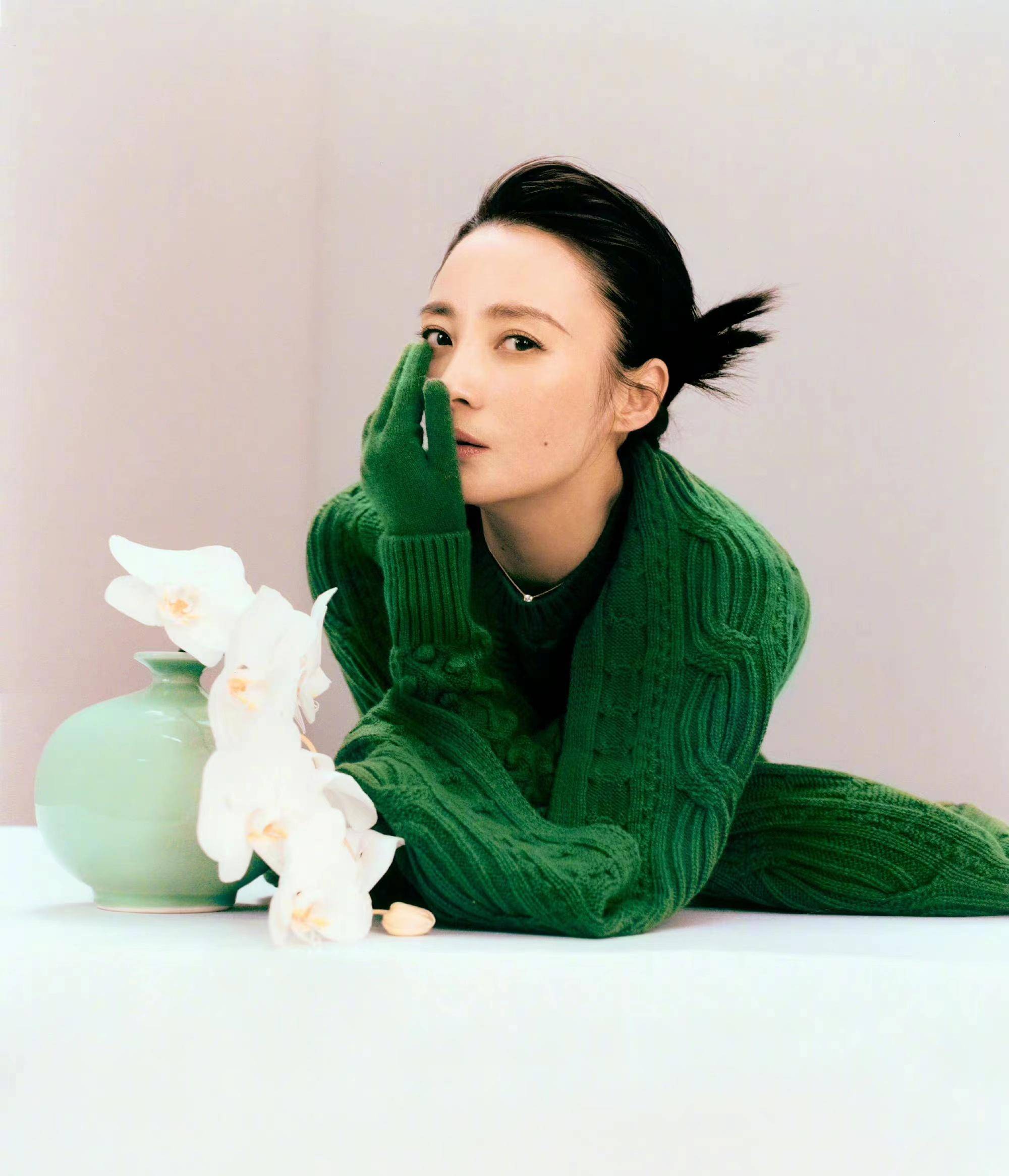 发型,把整个额头和五官都露出来,这和我们印象中温柔优雅的蒋勤勤截然