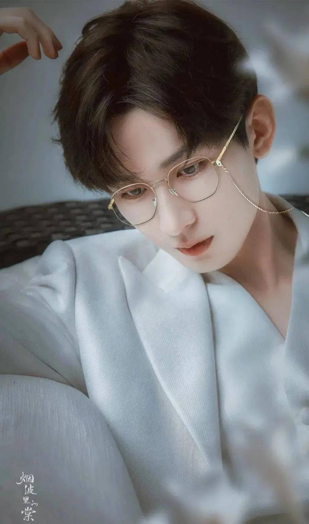 男明星惊鸿一瞥的出圈神图,李现龚俊惊艳,网友:看过就粉的程度_王俊凯