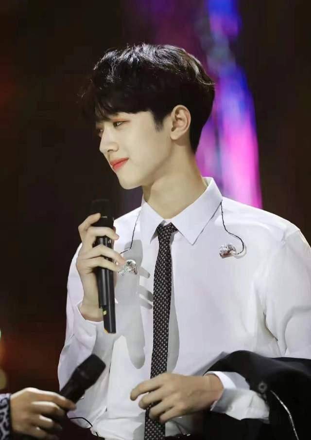 网曝19岁赖冠霖抽烟吐痰,偶像包袱全无,还曾"重拳出击"网友_明星_成年