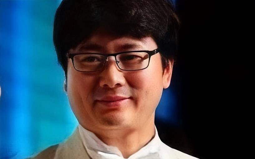 有这样的成就,周成海自然也不年轻了,六十年代出生的他比白静大了将近
