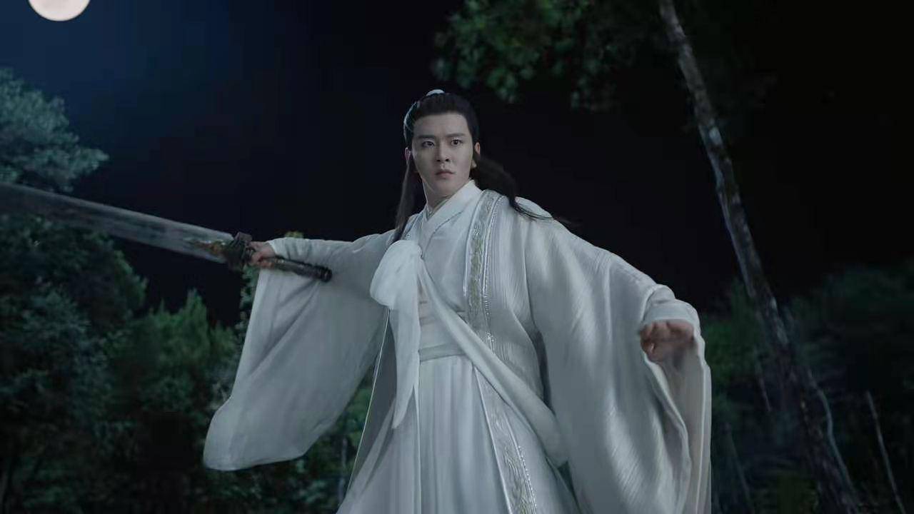 当温客行被叶白衣连环穿心腿一般的招式踹飞后,周子舒想接住温客行