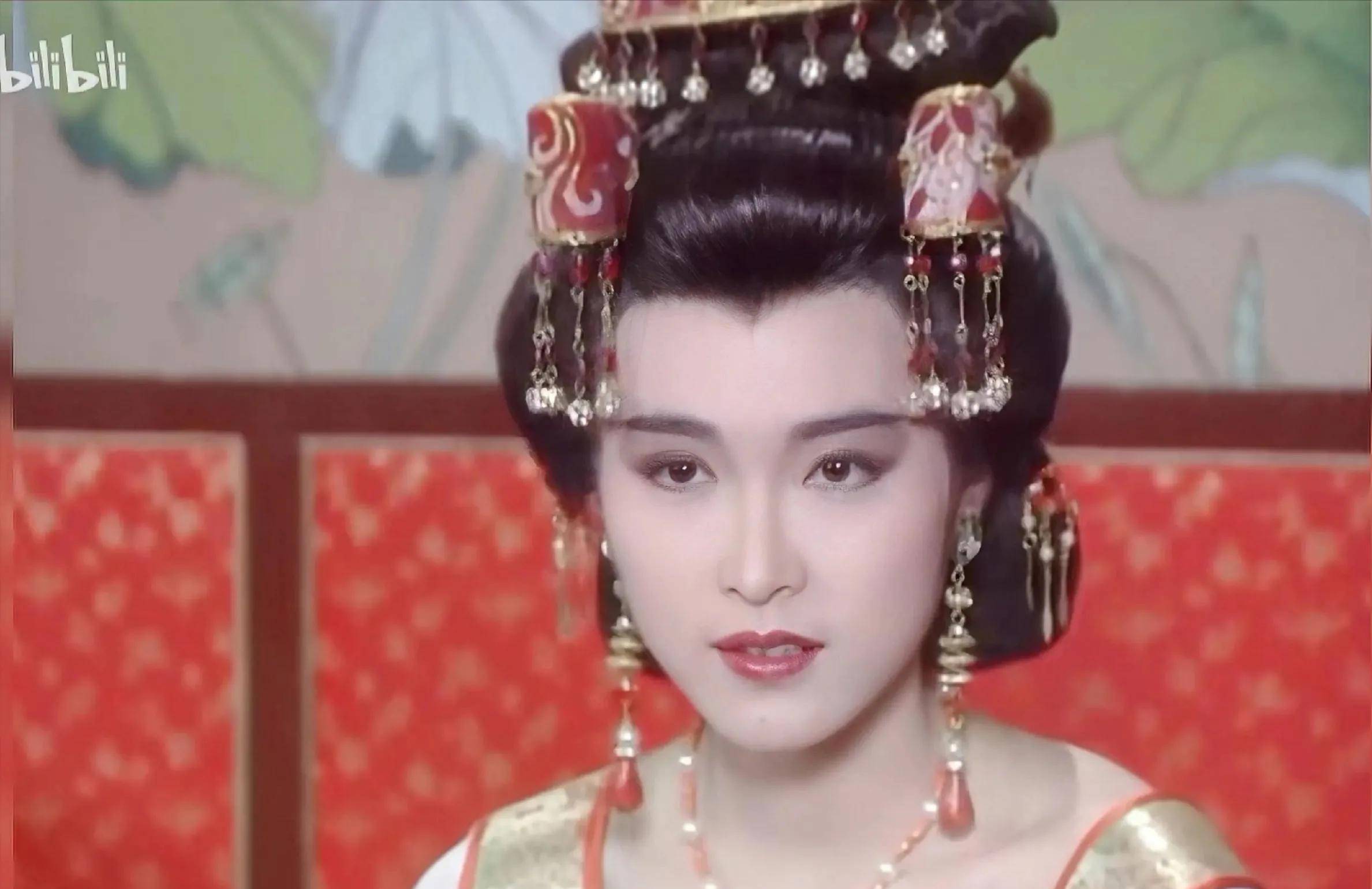 张丽华:当年她从井中被救上来,不止惊艳了将军们,也惊艳了童年_剧中