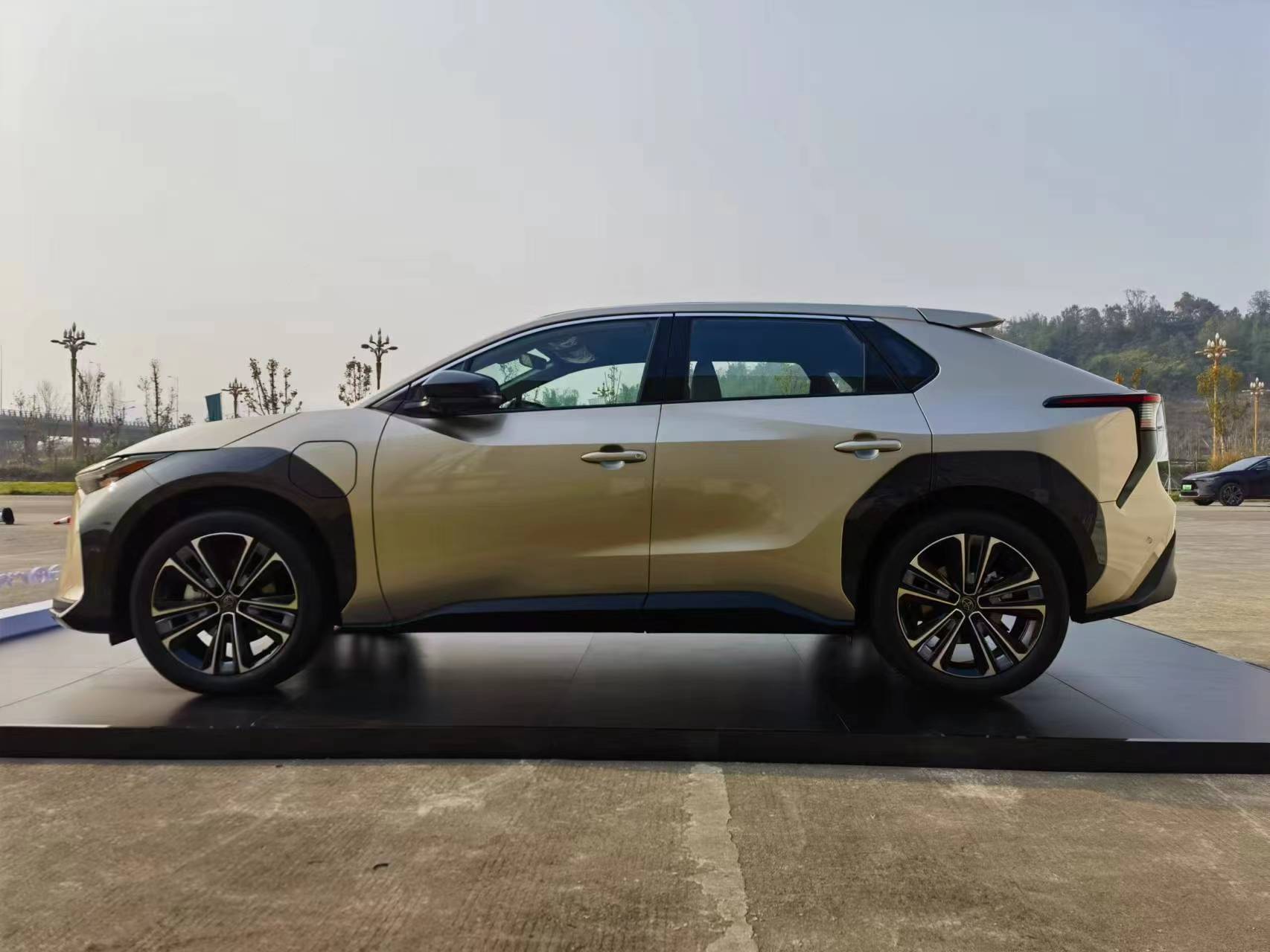 高价值纯电中型SUV 广汽丰田bZ4X 电动大厂的超强实力_搜狐汽车_搜狐网