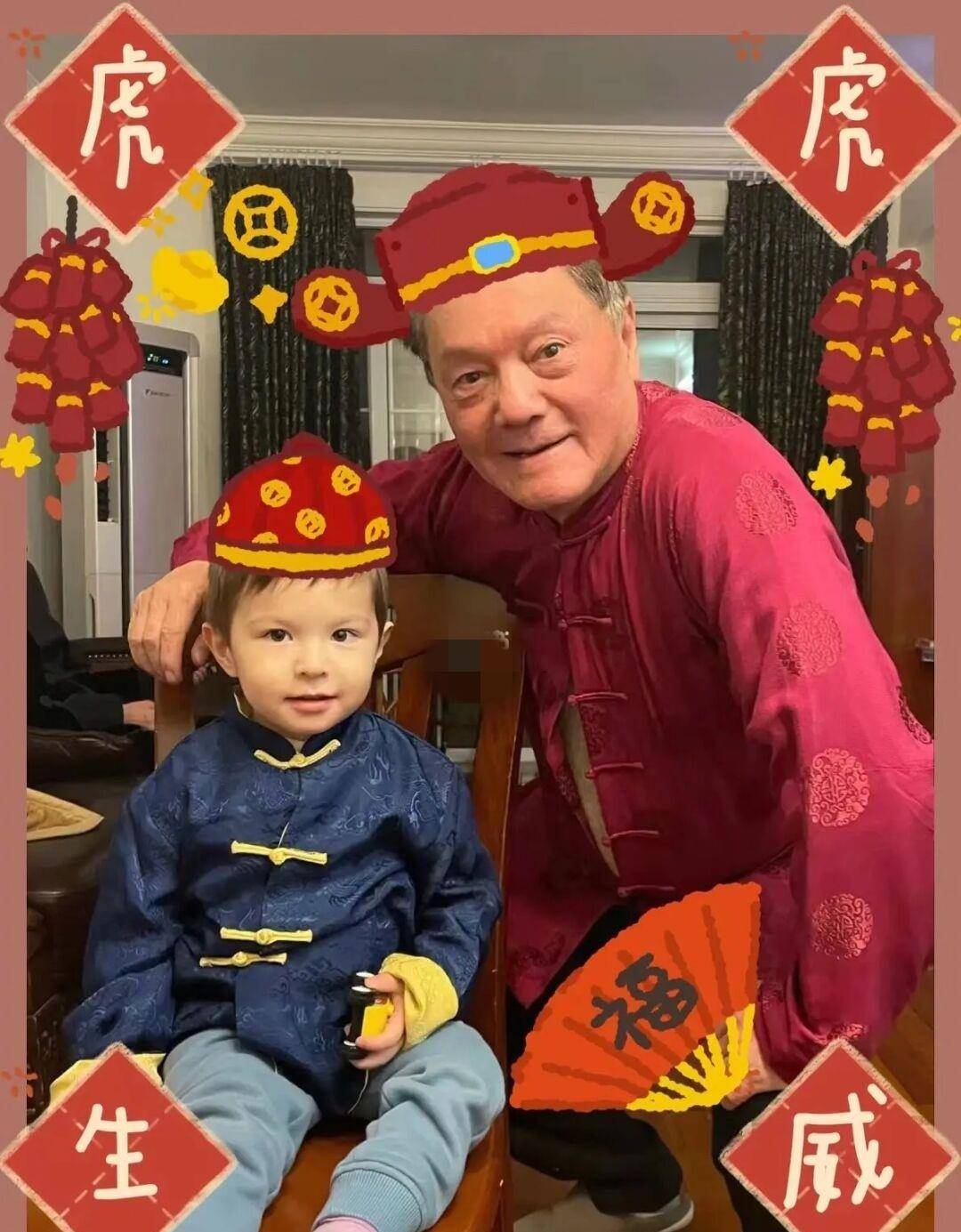 前国脚谢晖晒照,二婚洋老婆穿旗袍秀水蛇腰,混血儿子和爷爷好像_一