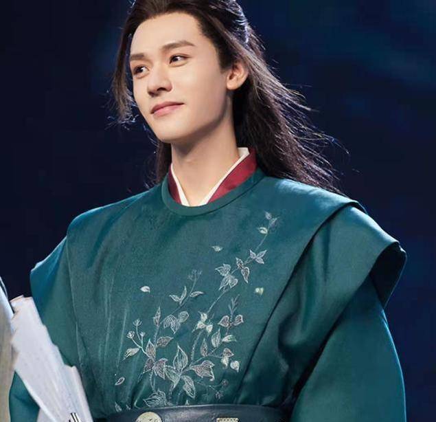 龚俊晒录音照,提醒粉丝准备好耳朵,白色上衣凸显好身材_张哲瀚_山河