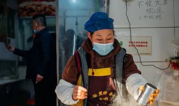 卖了快十年的煎饼果子,成为徐州人的味道,你要不要来一"套"!
