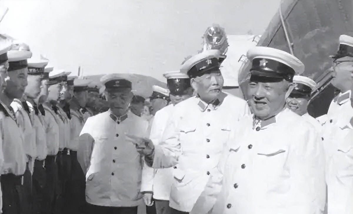 1962年,萧劲光同意他到海军搞训练工作,结果抓政治