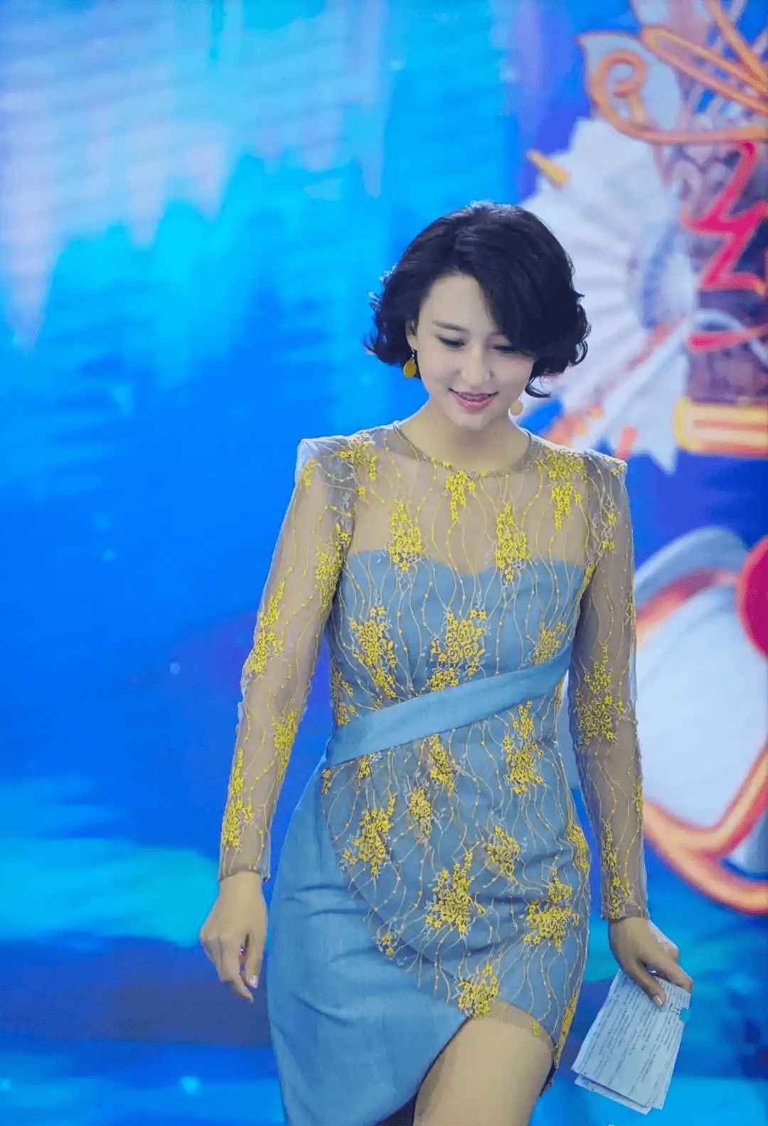 央视主持张蕾:嫁大20岁矿业大亨,婚后生一子,一家三口其乐融融_张磊