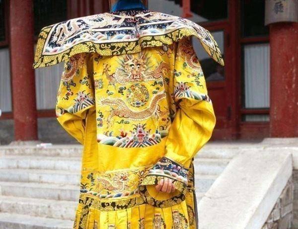 溥仪曾经就表示过龙袍的复杂性,在龙袍的制作上就非常的耗尽人力和