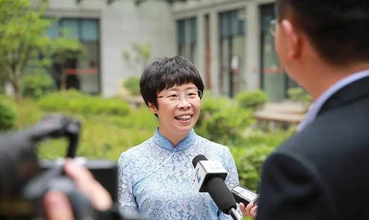 47岁不婚,却坚持追求白头偕老的婚姻,蒙曼老师有理性的女权主义_成绩