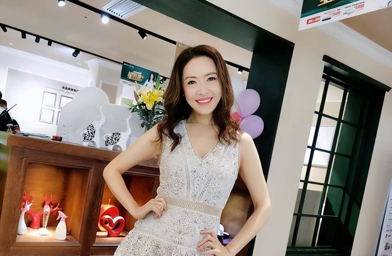 "最美杨贵妃"向海岚,一位仅靠姓氏爆火的港姐_因为_向家人_作品