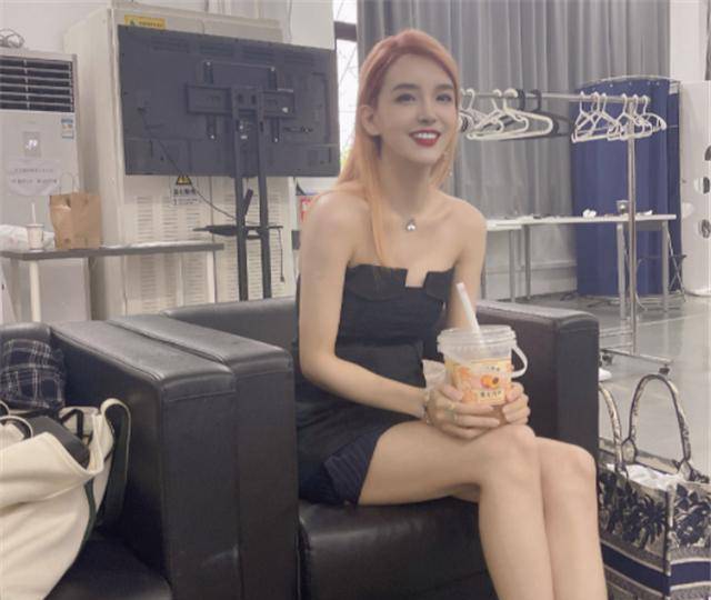 这才是好姐妹,余霜和rita仿佛互换裙子,粉丝:怎么穿她的衣服?