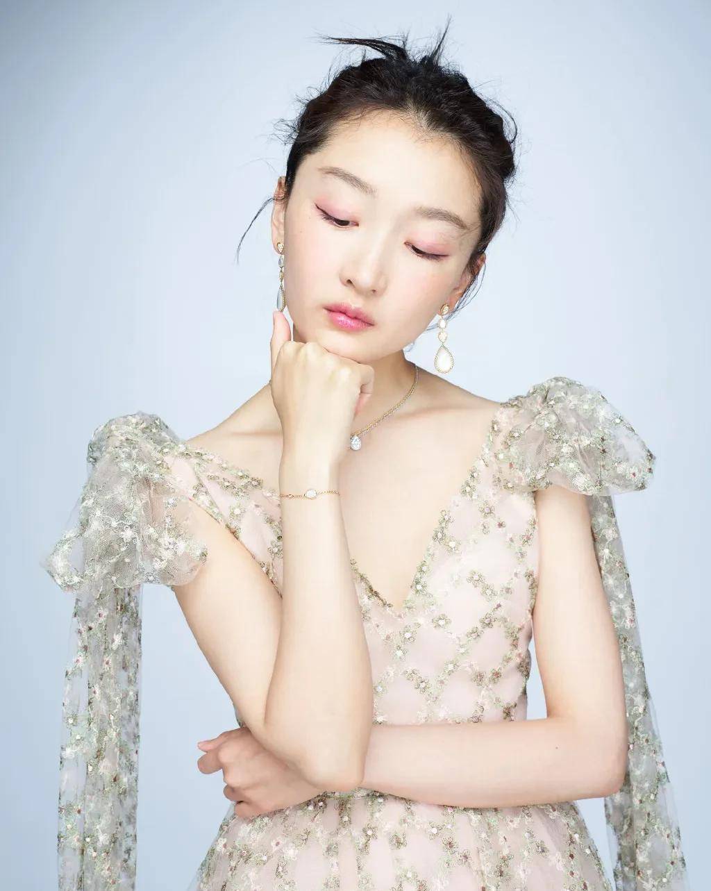 其实,周冬雨还是oppo手机的代言人,她拿的这款oppo reno8是不是很漂亮