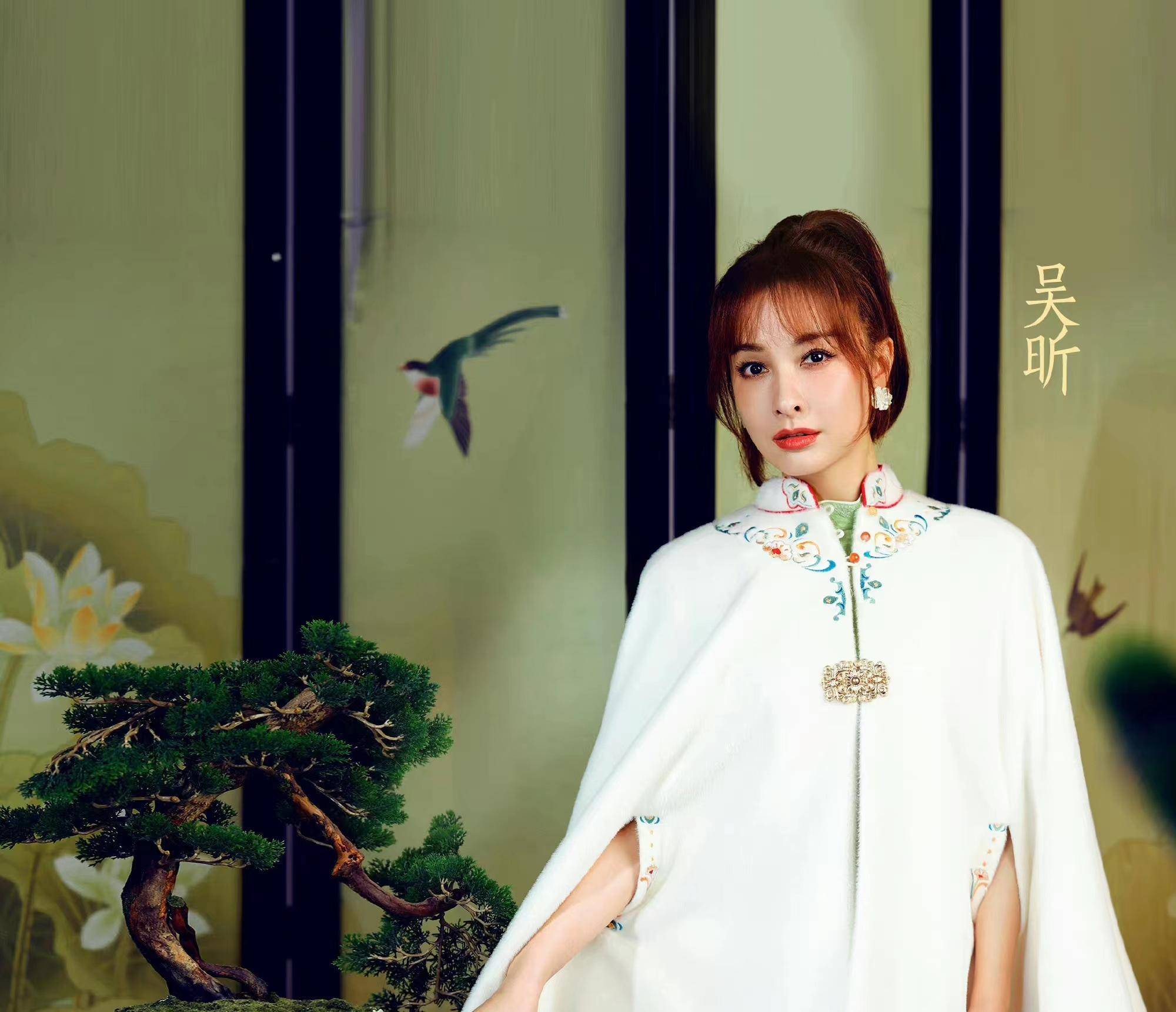 吴昕:穿着一身淡绿色的中国风连衣裙,看起来温婉而又高贵!