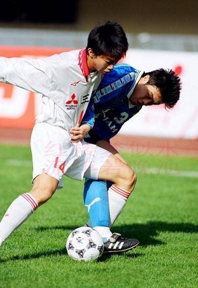 曾经的大连万达左后卫吴俊现在从事足球青训相关工作.