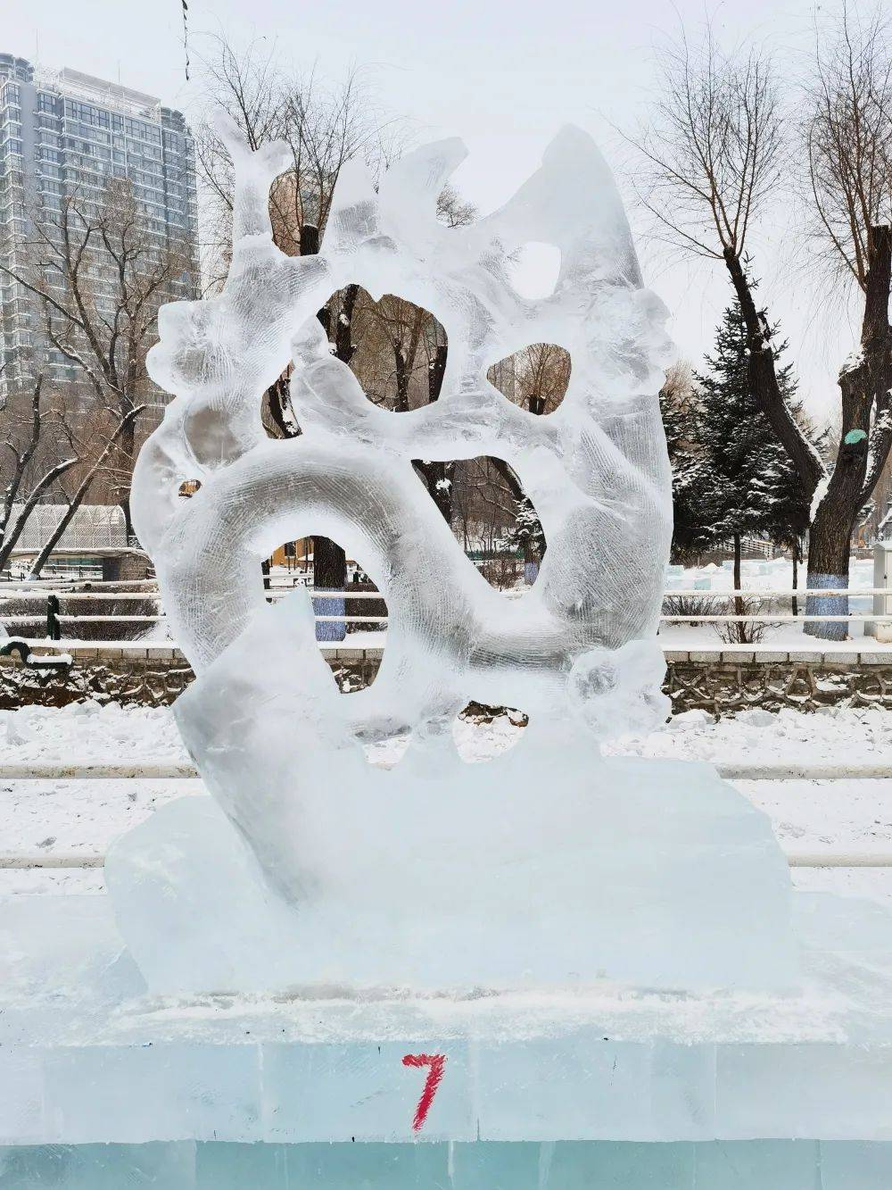 第20届黑龙江大学生冰雕艺术设想创做大赛在哈尔滨市兆麟公园圆满收官