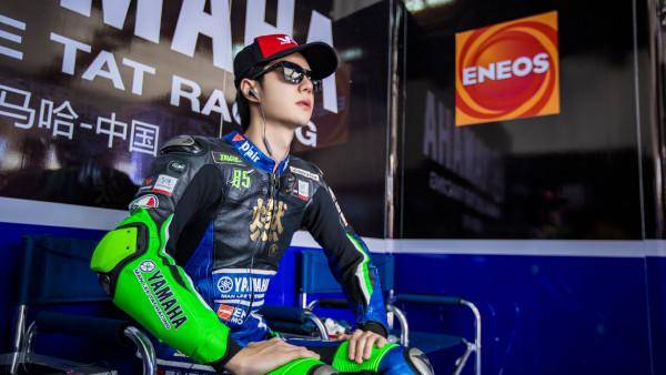 王一博恭喜罗西赢得比赛,像极了粉丝追他的模样,既专业又长情_偶像