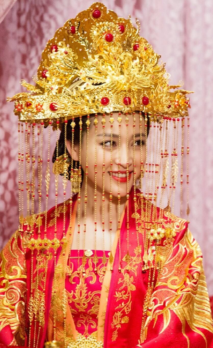 抢眼的花旦新娘头饰,戚薇的新娘气场太霸气_造型_白色_礼服