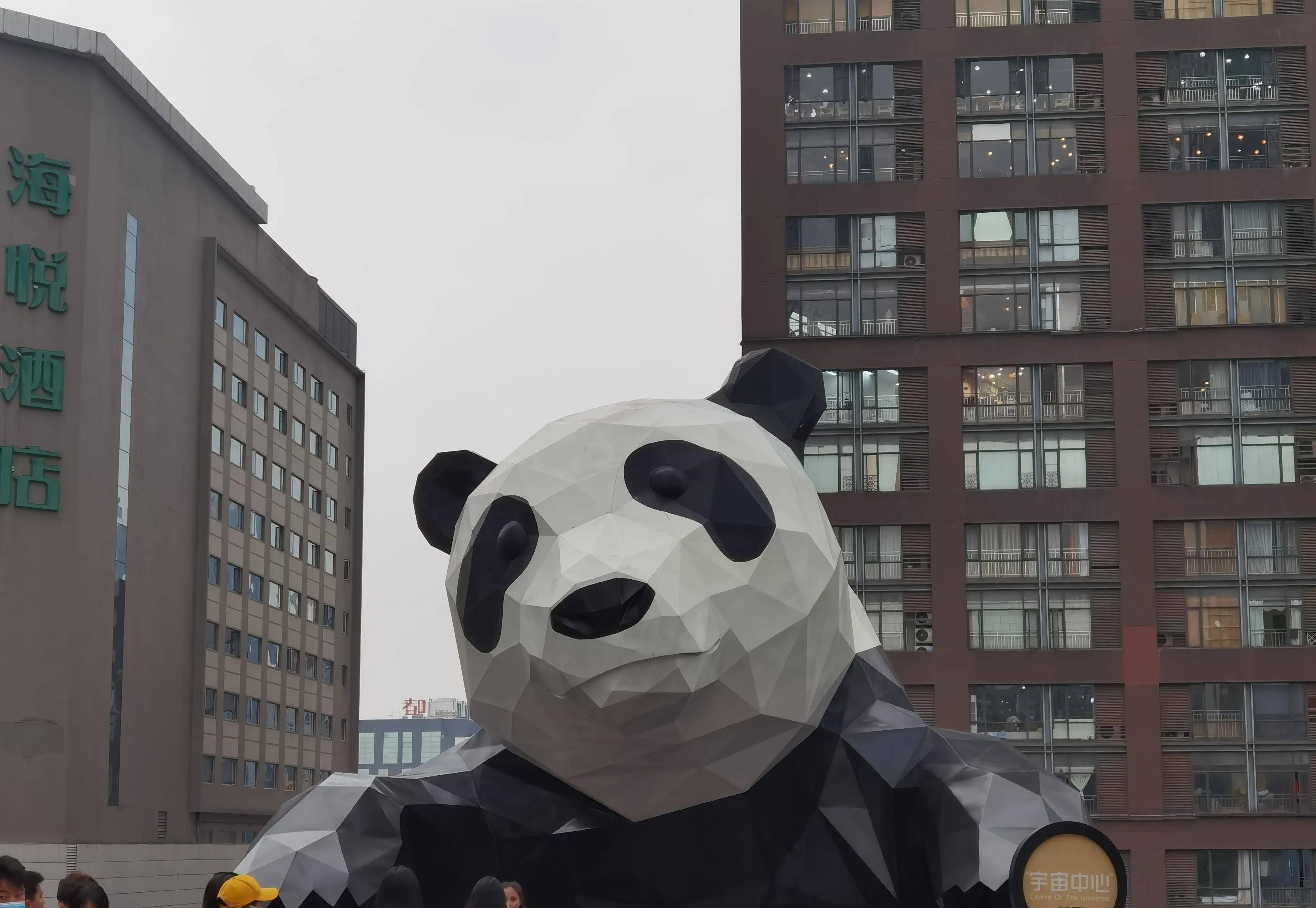 一腚博众彩 万民慕憨容 打卡新地标 闹市别样情—成都ifs大熊猫爬墙