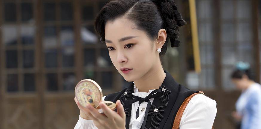 能够集少女,妩媚,阴狠,靓丽,纯洁于一身的女孩子,当时看那个《栀子花