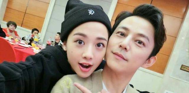 何炅摊上大事了,被网民日报点名痛批,背后神秘人会逆转局面吗?