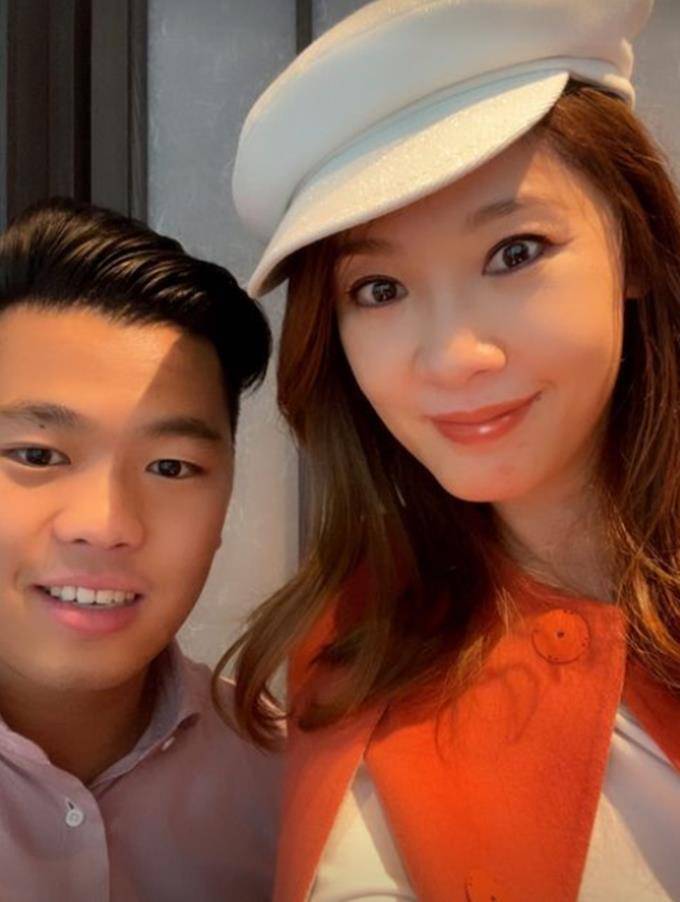 47岁翁嘉穗大秀美腿,嫁入豪门22年生活幸福,俩儿子近照曝光_邬友正