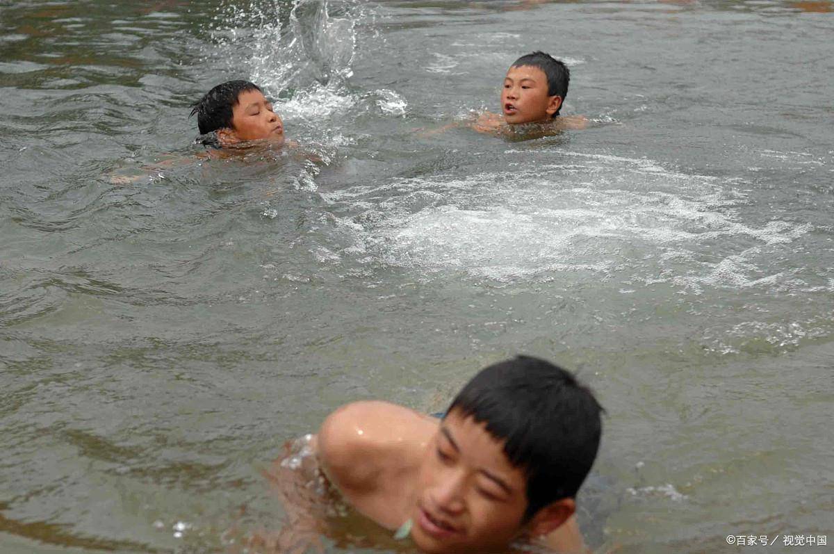 农村男童游泳图片
