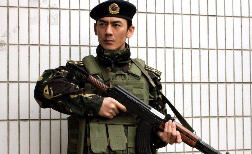 任天野剧照直到2010年,刘猛导演执导的军旅题材励志剧《我是特种兵》
