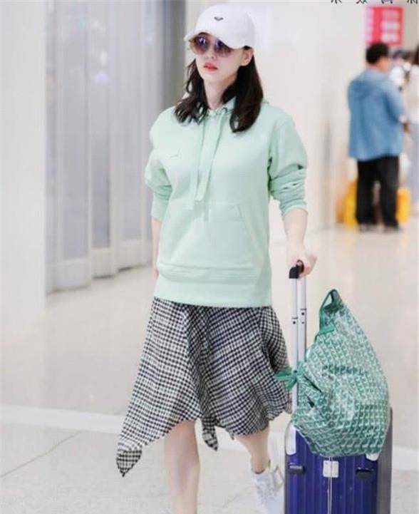 刘诗诗近况生图曝光,当没当妈一目了然,网友:这才是当妈的样子_身材