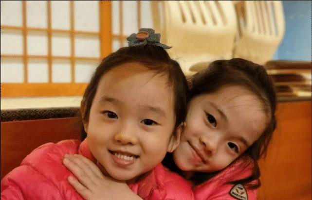 杨威晒双胞胎女儿近照,4岁欢欢乐乐手舞足蹈好可爱_妹妹_爸爸_不知道