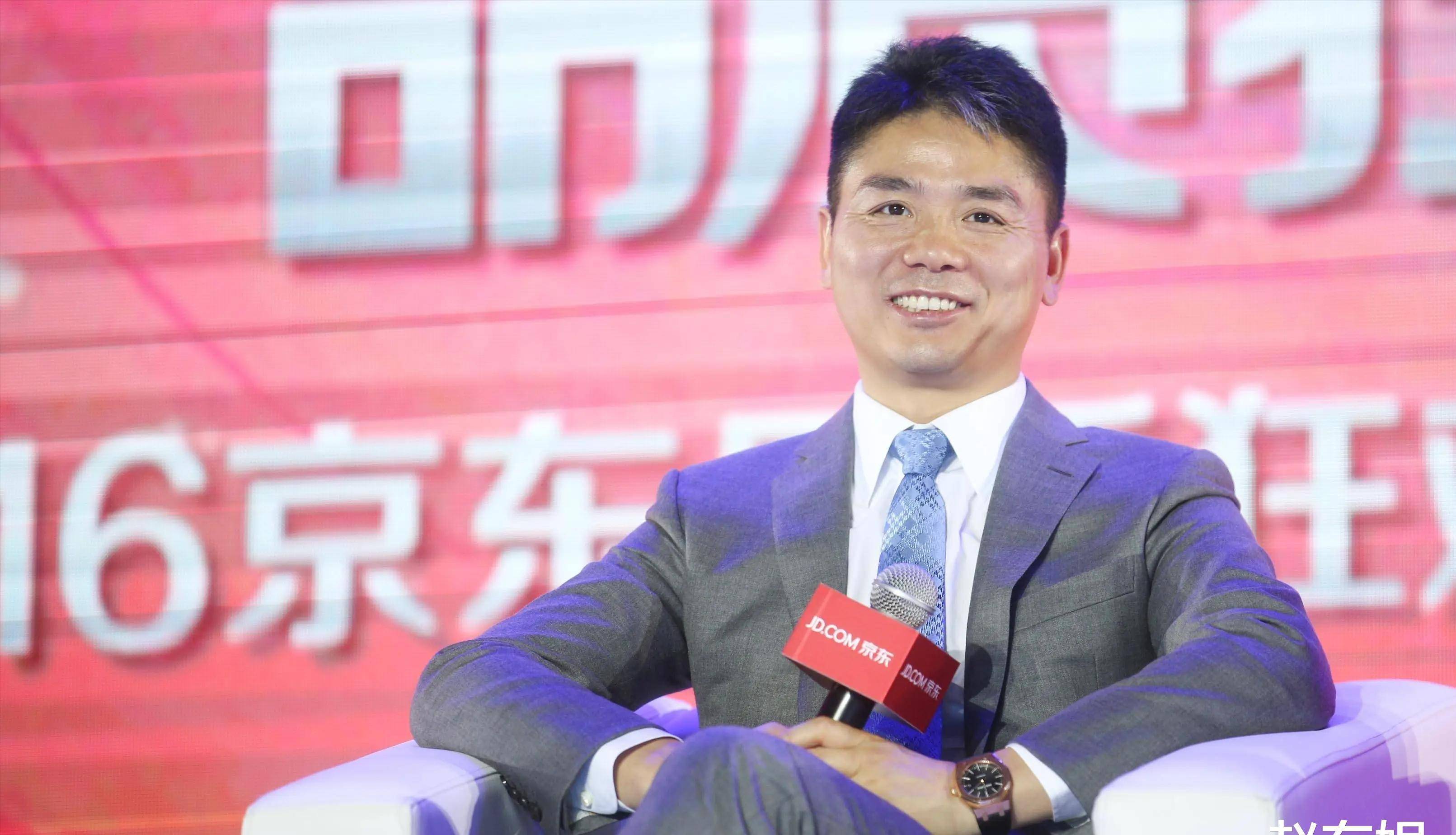 庄佳本是京东上海分部的一名库房管理员,一次参加活动时与老总刘强东