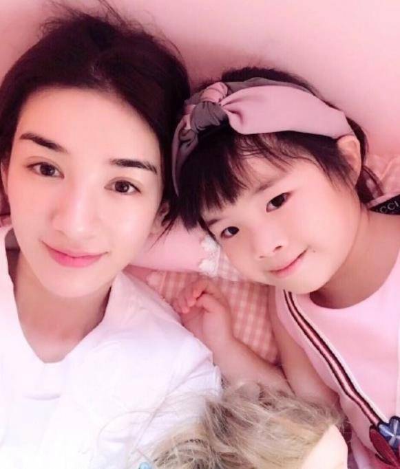 黄奕终于有戏拍,与53岁精英约会带着女儿,像一家三口_节目_崔伟_言论