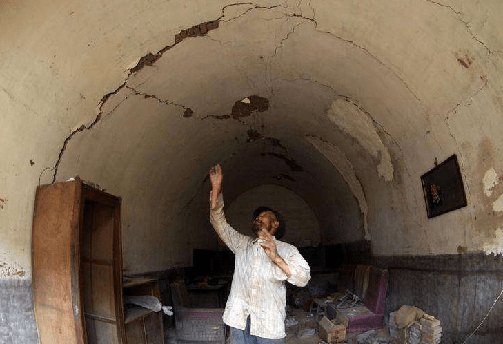 爆改200年破烂土窑洞,仅花费8000块钱做个吊顶,竟美的说不出话_改造