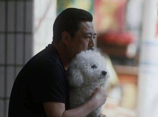 巷子里有一个人叫八叔,大家都叫他八叔,后来因为被刁菊花划伤了脸,才