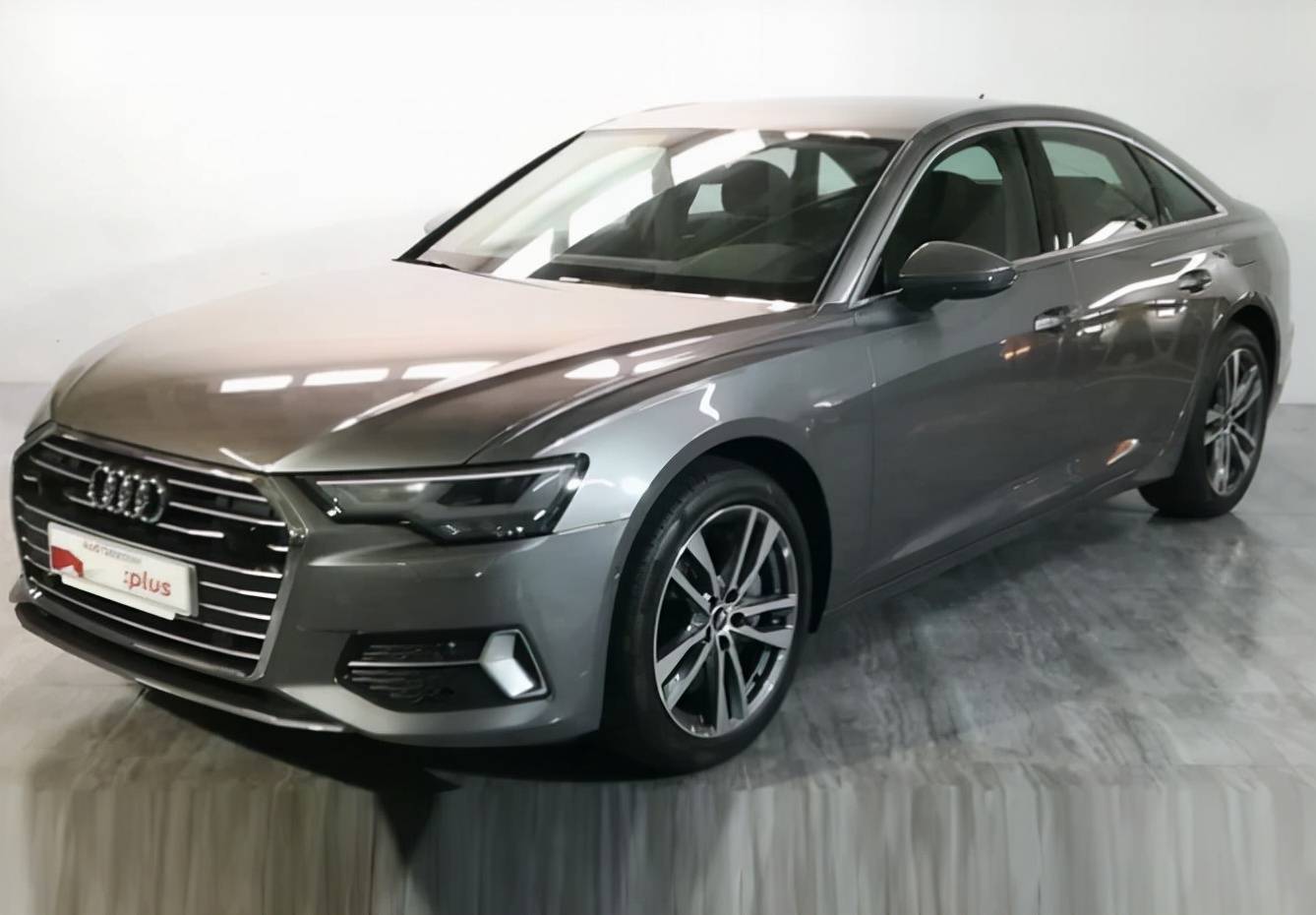 全新奥迪a6运动款实拍亮相,内配三块屏,搭载2.