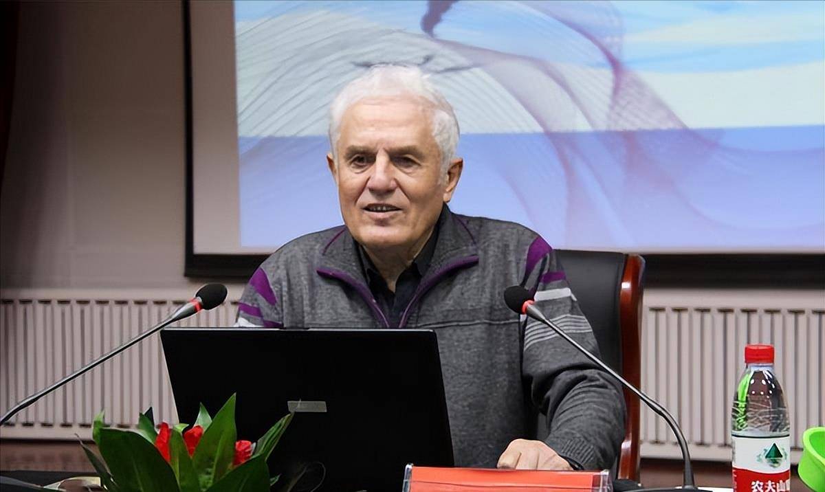 中国著名的地质泰斗在抗日战争年代李忆祖是幸运的,一个白人弃婴,却