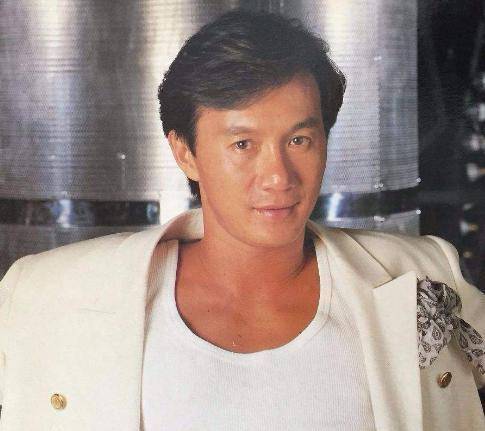 70岁许冠杰为孙女庆百日,发福严重认不出,混血妻子更显年纪大_网友