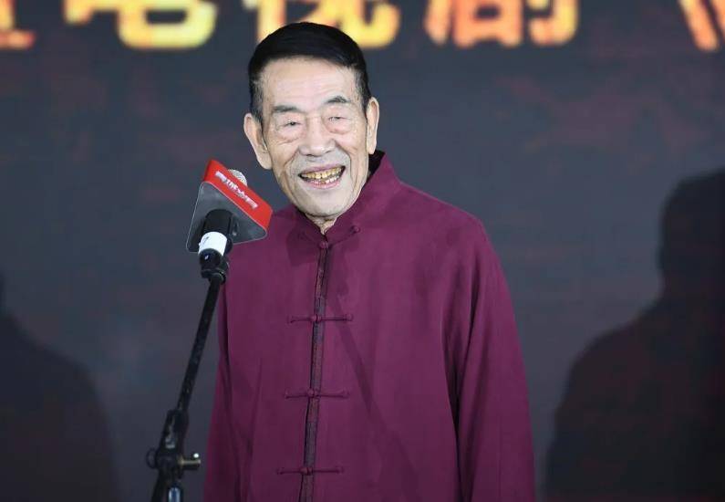 90歲楊少華瘦到脫相,坐百萬豪車外出,衣褲空蕩走路需韓兆攙扶_郭德綱