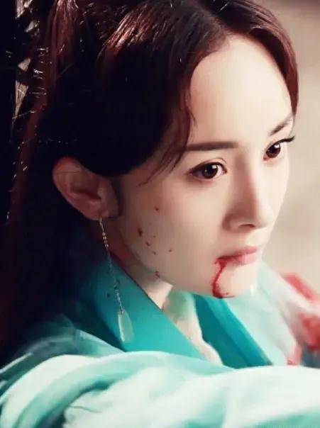 杨幂在《三生三世桃花》中饰演的白浅,即便是受伤的模样,也是又仙又美