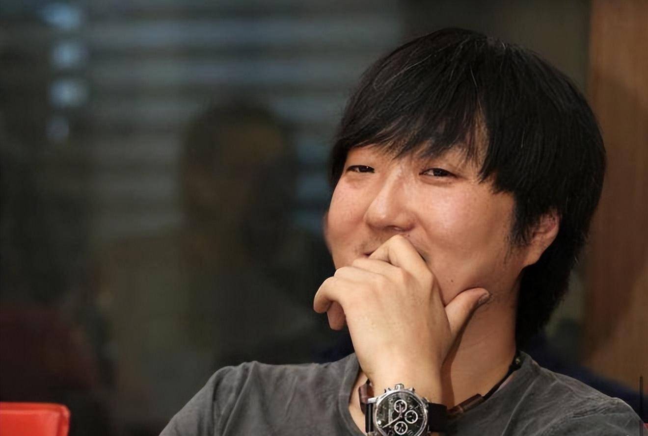 董洁前男友王大治现状曝光,小酒吧做卖唱歌手,头发遮眼胡子拉碴_网友