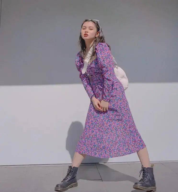 泫雅同款碎花裙,融入了今年流行的紫色调,上身实在是太吸晴了,对不对?