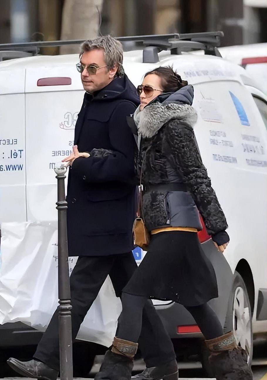 巩俐过冬穿得保暖,皮草棉靴包裹严实,天冷挡不住夫妻俩十指紧扣_造型