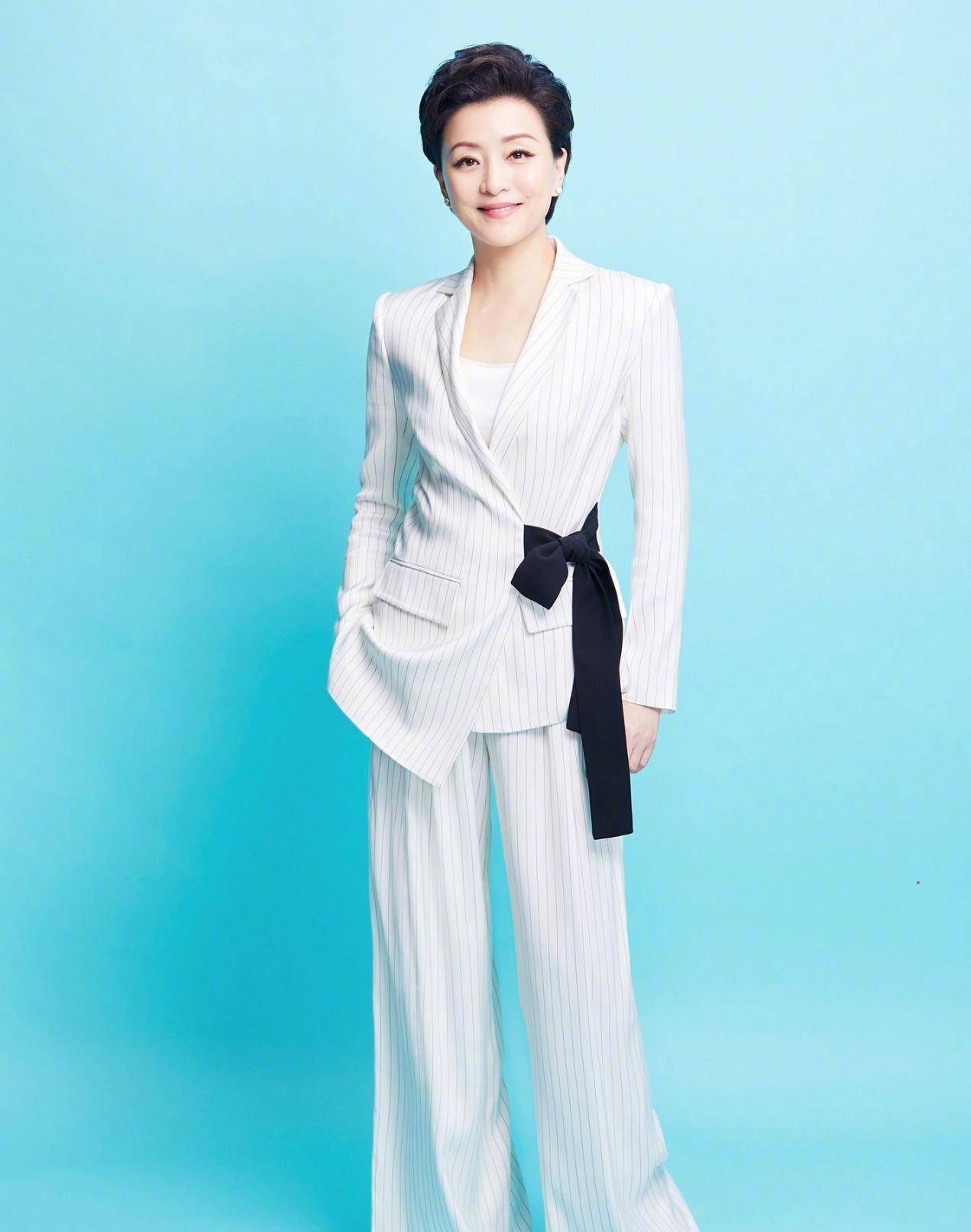 杨澜的时尚秘诀,长裙美得温柔大方,西装裤干练优雅百搭_领口_蓝色