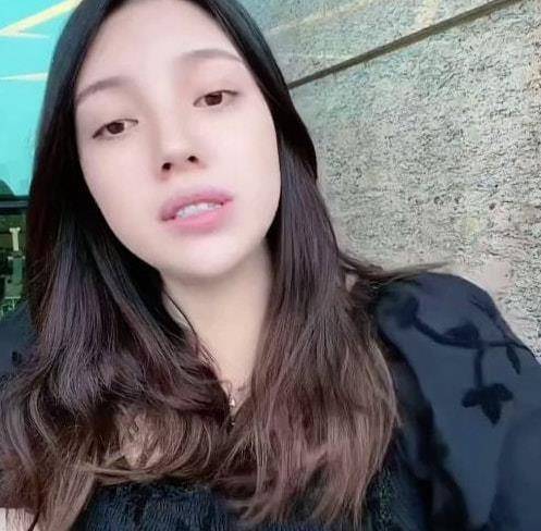 但她极力否认,说自己从来没整过,还做猪鼻子证明,有些地方做整容手术