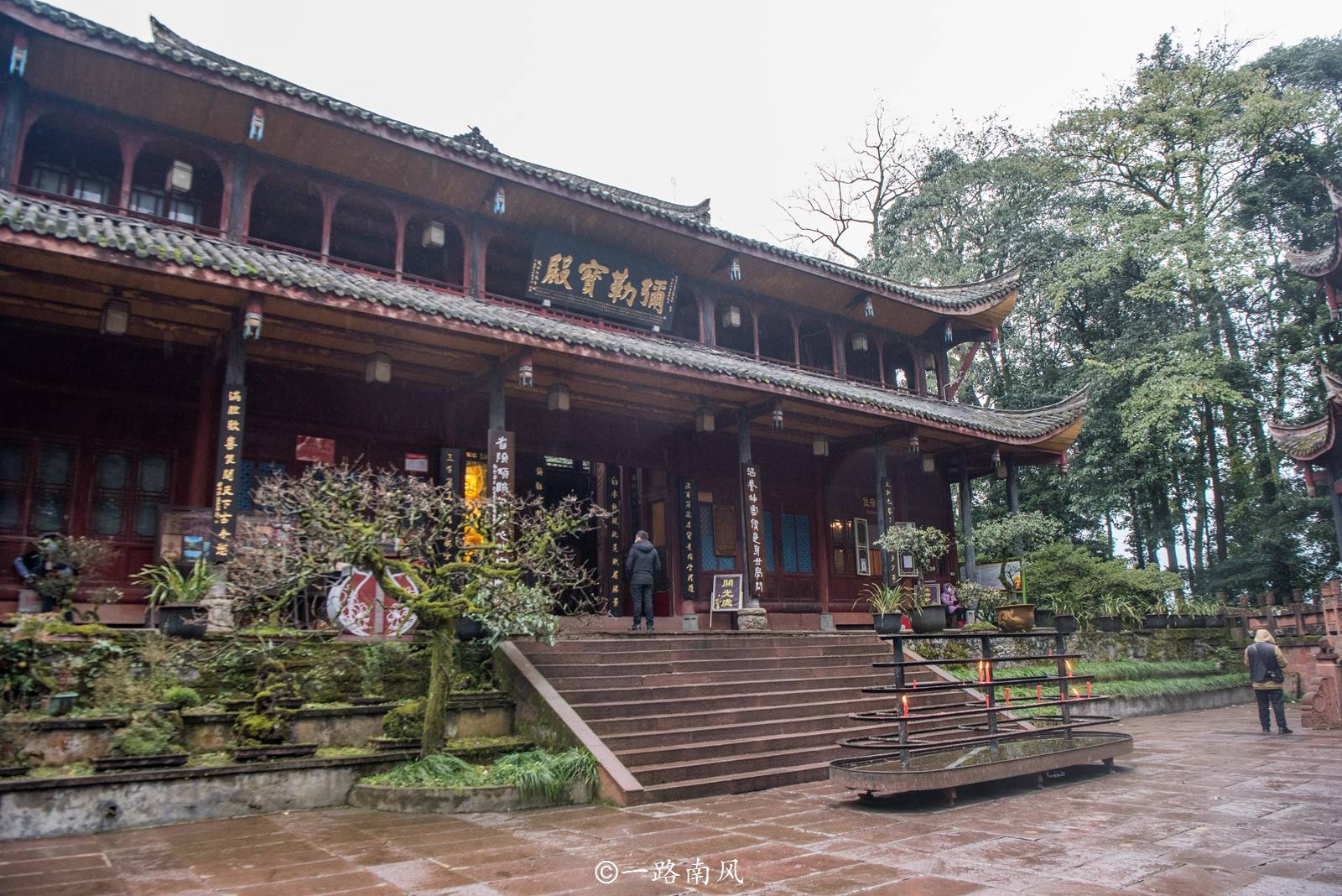 四川峨眉山最古老的寺院,傳說這裡的青蛙會彈琴,磚殿形似蒙古包_萬年