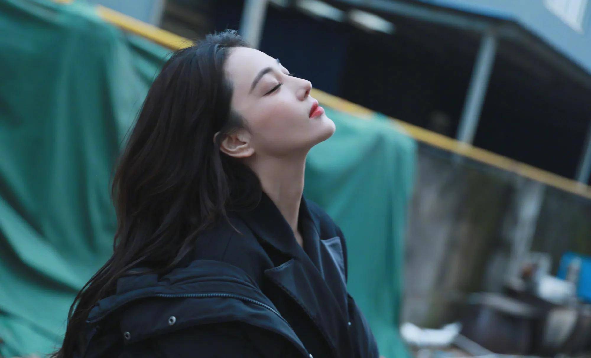 张馨予晒新剧杀青照 长发披肩 侧颜优越 红唇烈焰 美艳动人 氛围感