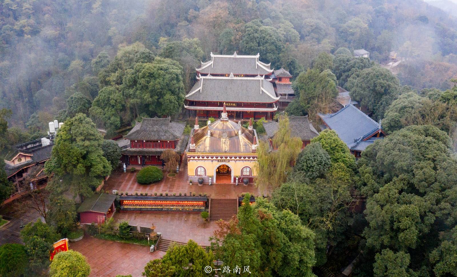 峨眉山除了金顶,还分布着很多人文底蕴深厚的寺庙和自然奇观,我们的