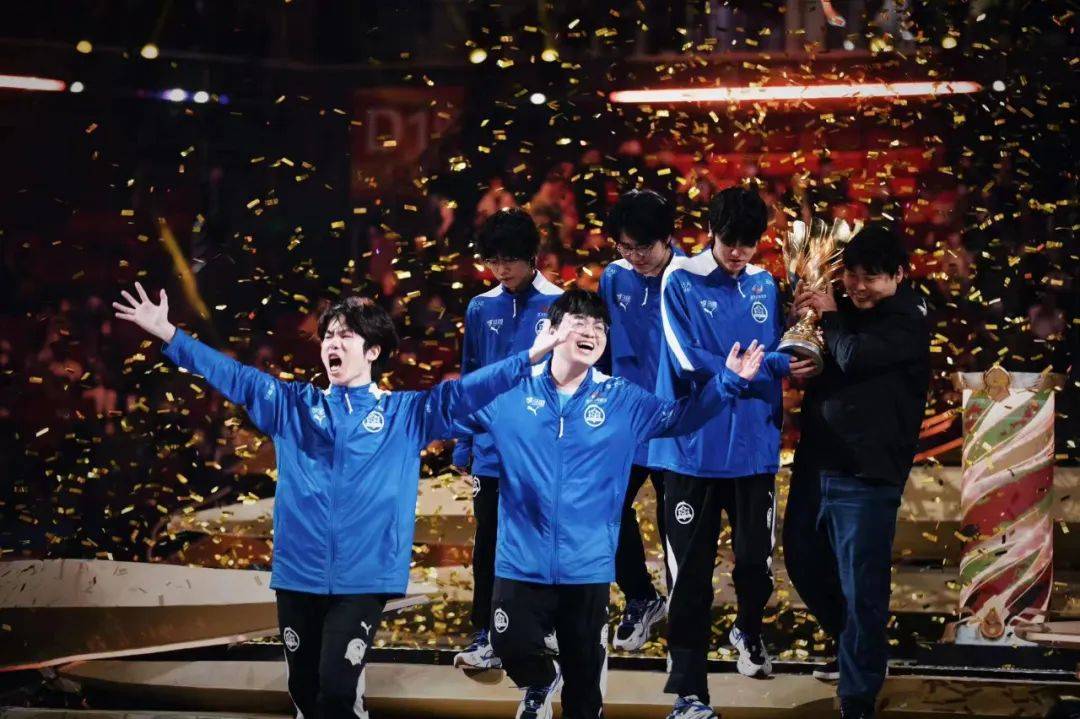 武汉estarpro获2022年王者荣耀世界冠军杯冠军,成kpl史上首支"八冠王"